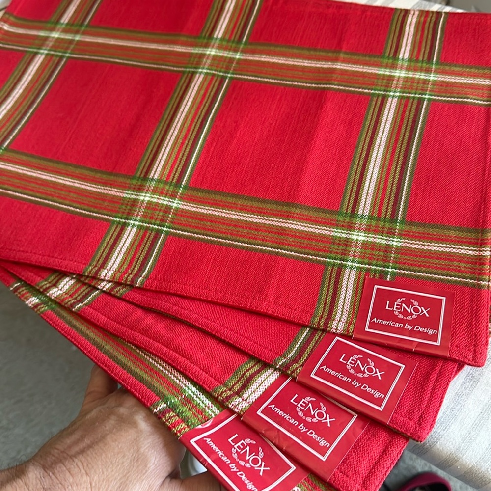 NWT LENOX HOLIDAY GATHERINGS TARTAN PLAID PLACEMATS. Red/green. Set of 4.